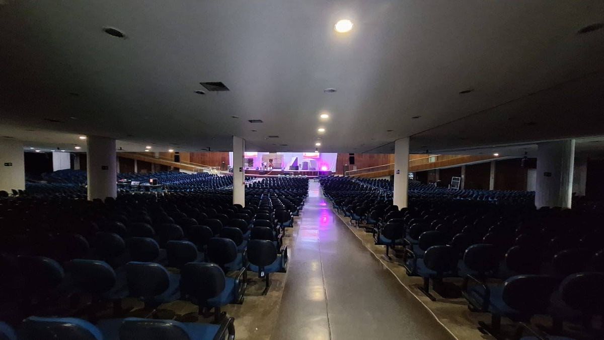 Auditório preparado para a abertura do Aventuri