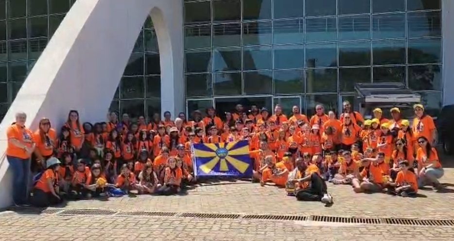 Aurorinha no Aventuri 2025, com camisetas laranja