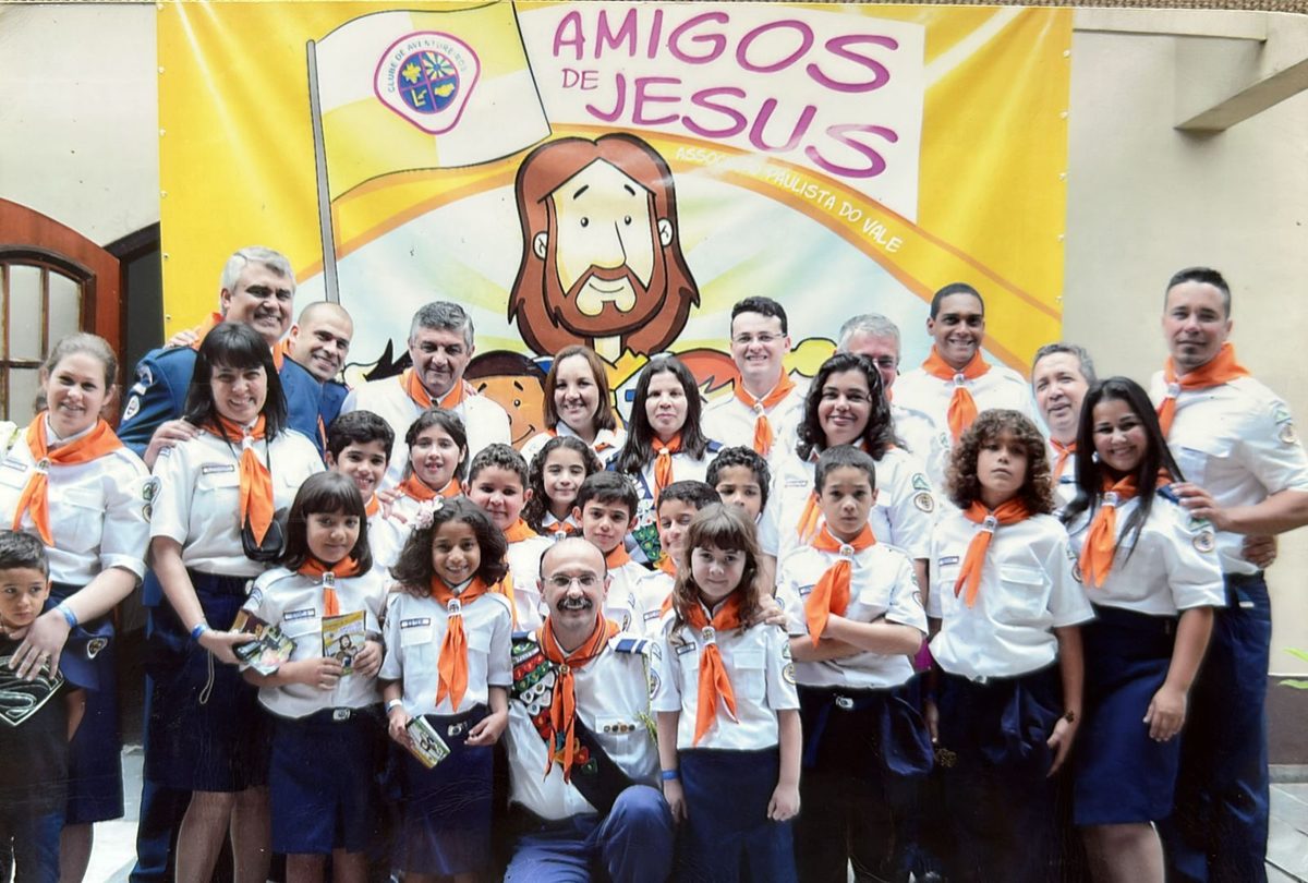 Aventureiros e diretoria nos primeiros anos do clube, com o lenço laranja